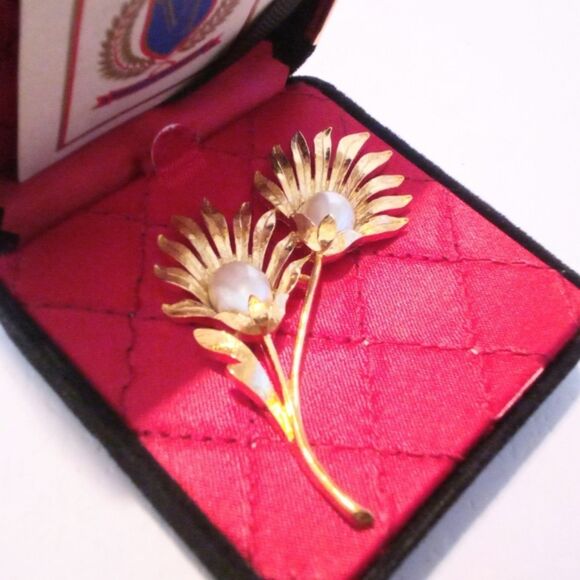 Vintage Trifari New Old Stock Gold Tone Faux Pearl Double Flower Brooch - Picture 3 of 6